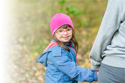 Photo a young girl with special needs smiling at the camera